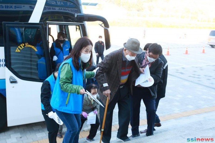 (포토뉴스)1 접종을 위해 방문한 노인을 봉사자들이 돕는 장면..JPG