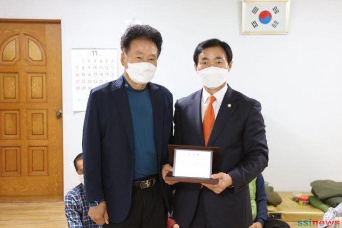211029 서산시의회 안원기 의원, 오남1통 주민들로부터 감사패 받아(사진1).JPG